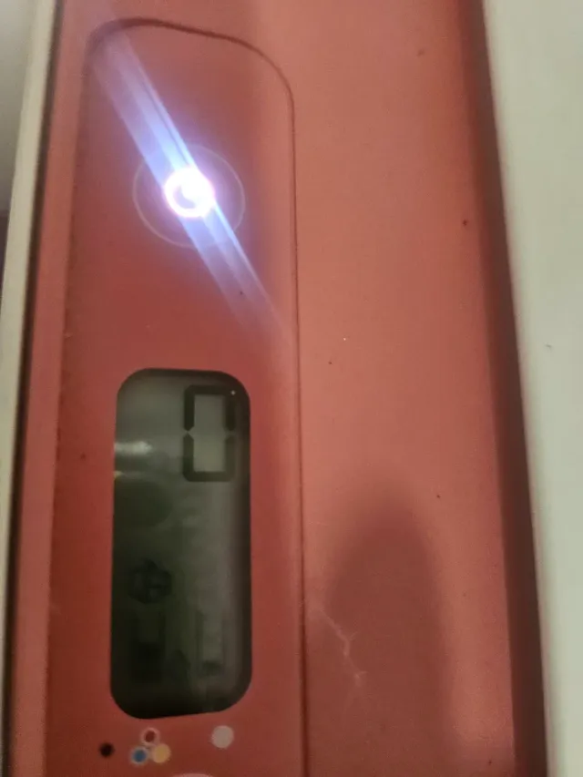 Impresora HP color coral y blanca con tinta