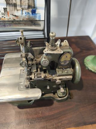 Máquina de coser Overlock antigua