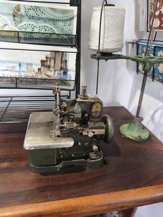 Máquina de coser Overlock antigua