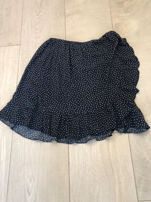 Falda azul con lunares blancos