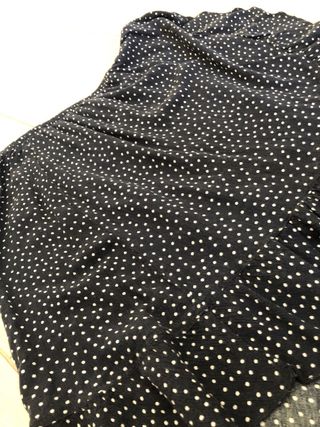 Falda azul con lunares blancos