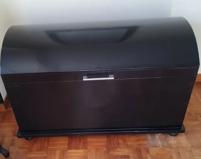 Baúl de madera negro