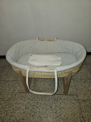 Moisés de mimbre natural