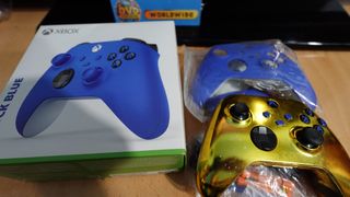 Mando Xbox Shock Blue + Carcasa Dorada y caja