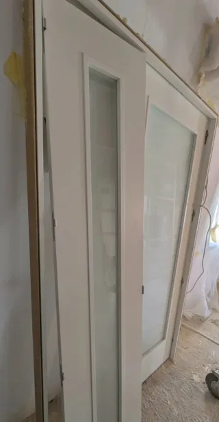 Puertas blancas con cristal translúcido