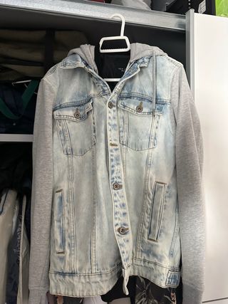 Chaqueta vaquera con mangas grises