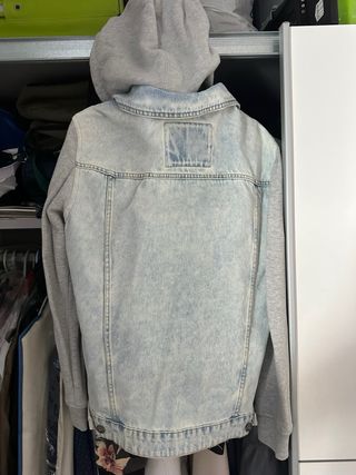 Chaqueta vaquera con mangas grises