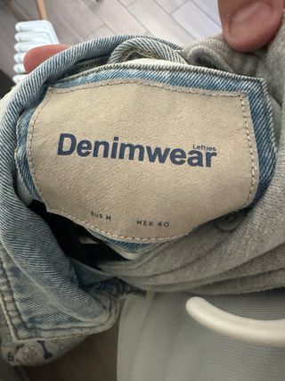 Chaqueta vaquera con mangas grises