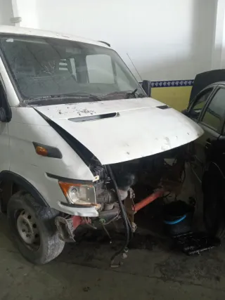 Furgoneta Blanca Dañada