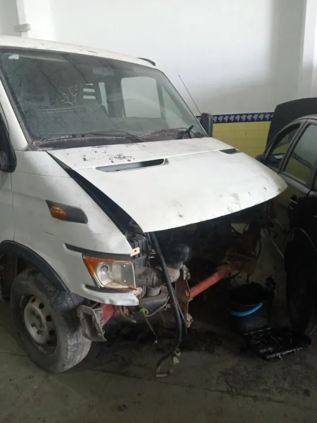 Furgoneta Blanca Dañada