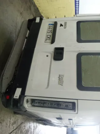 Furgoneta Blanca Dañada