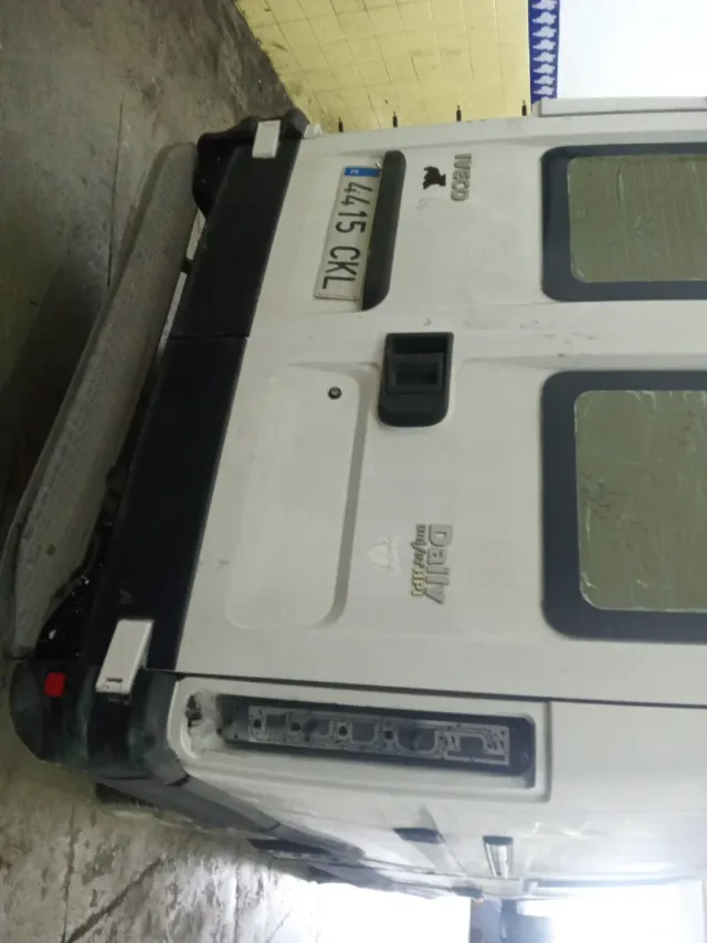 Furgoneta Blanca Dañada