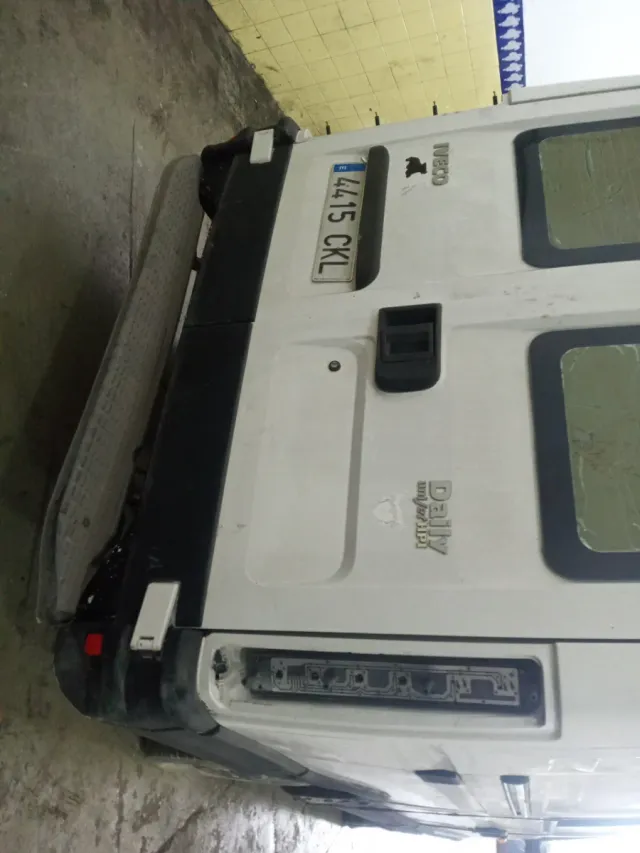 Furgoneta Blanca Dañada