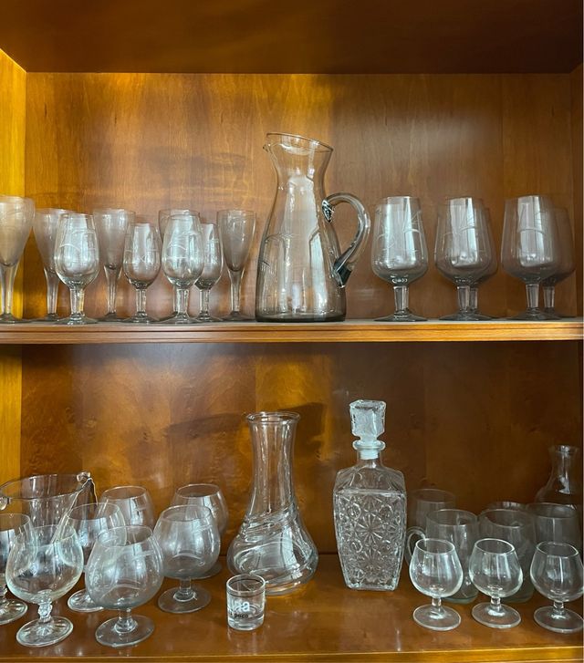 Juego de copas y jarra de cristal