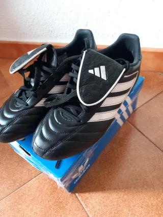 Botas de fútbol Adidas Negras y Blancas