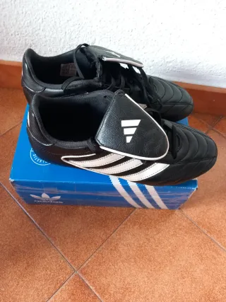 Botas de fútbol Adidas Negras y Blancas