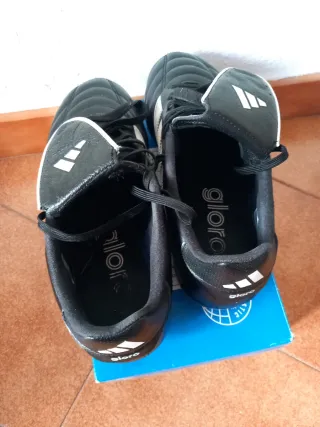 Botas de fútbol Adidas Negras y Blancas