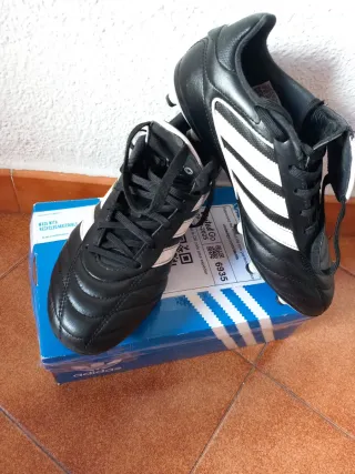 Botas de fútbol Adidas Negras y Blancas