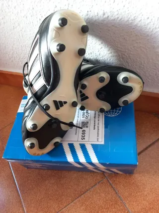 Botas de fútbol Adidas Negras y Blancas