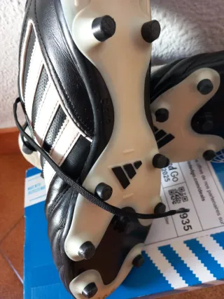 Botas de fútbol Adidas Negras y Blancas