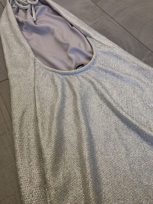 Vestido plateado brillante espalda descubierta