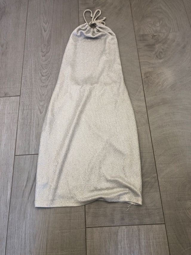 Vestido plateado brillante espalda descubierta