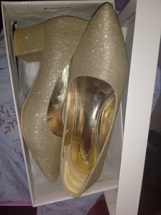 Zapatos dorados tacón talla 39