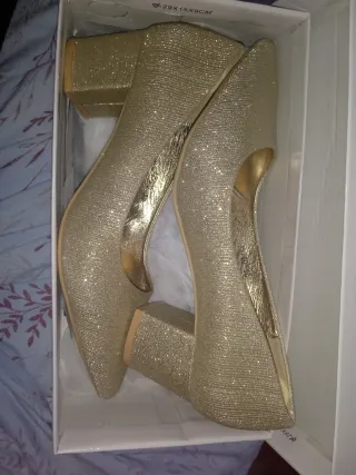 Zapatos dorados tacón talla 39
