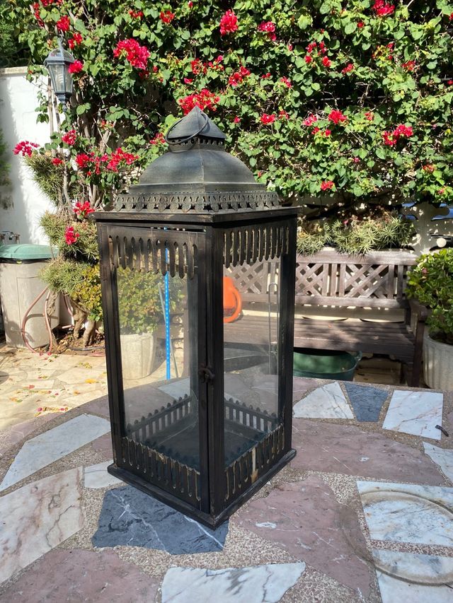 Farol grande de metal y cristal