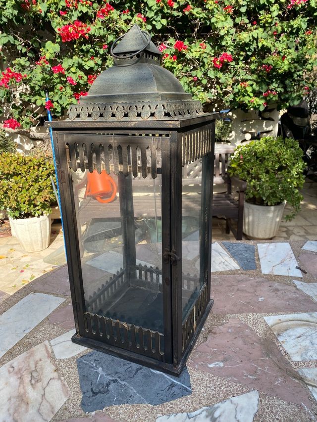 Farol grande de metal y cristal