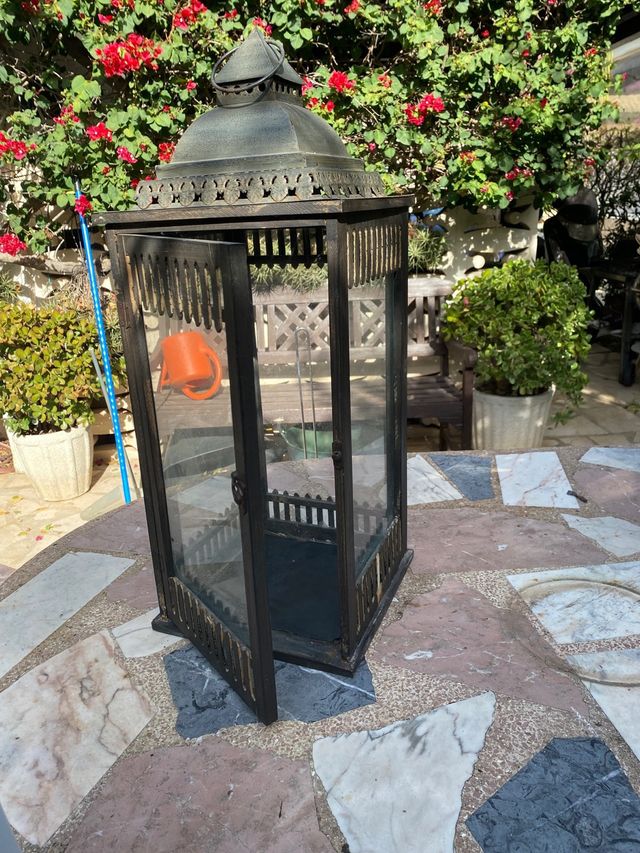 Farol grande de metal y cristal