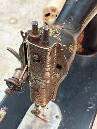Máquina de coser antigua decorada