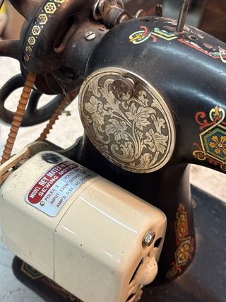 Máquina de coser antigua decorada
