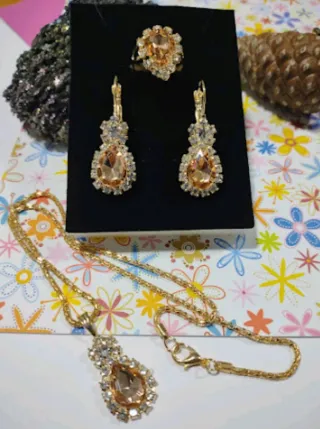 Conjunto de joyería: colgante, pendientes y anillo