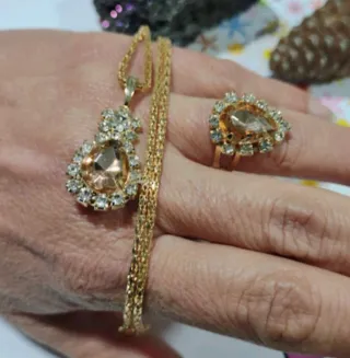 Conjunto de joyería: colgante, pendientes y anillo