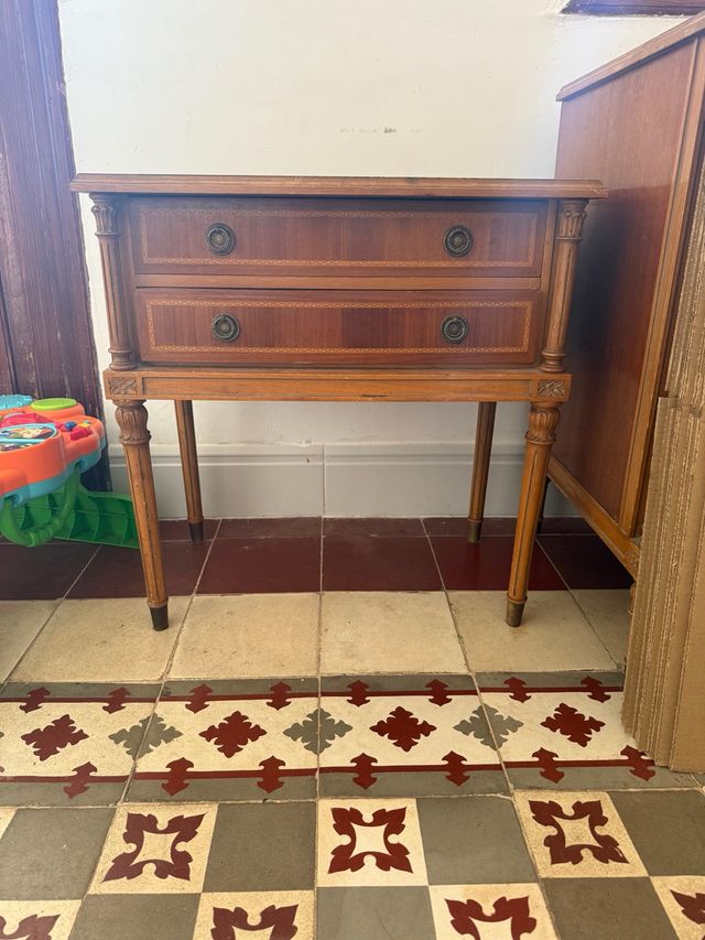 Mesa de noche de madera con 2 cajones