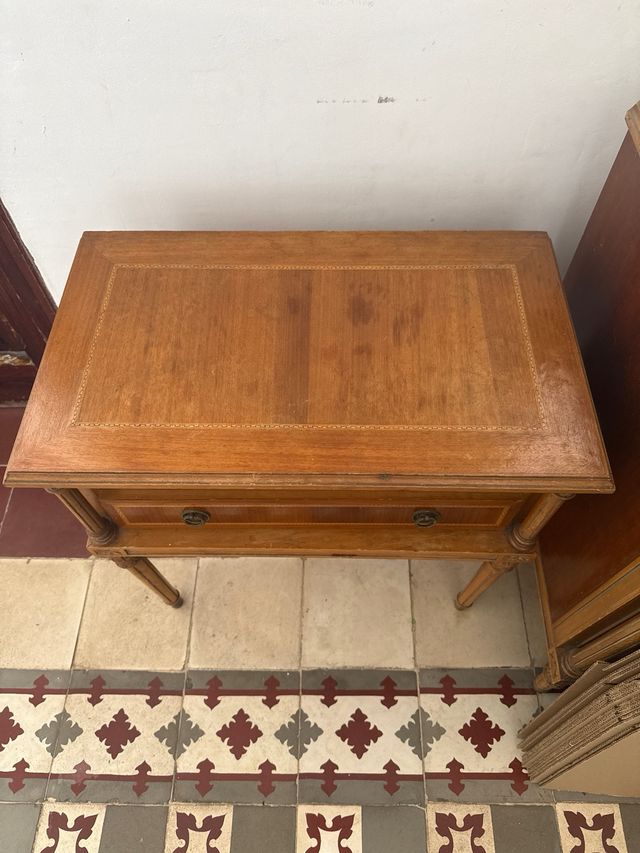 Mesa de noche de madera con 2 cajones