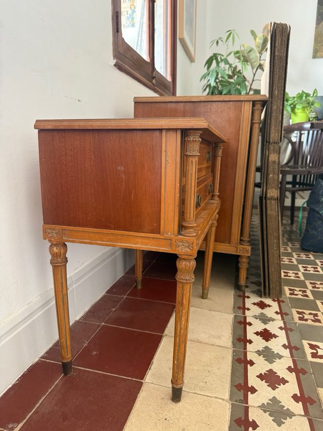 Mesa de noche de madera con 2 cajones