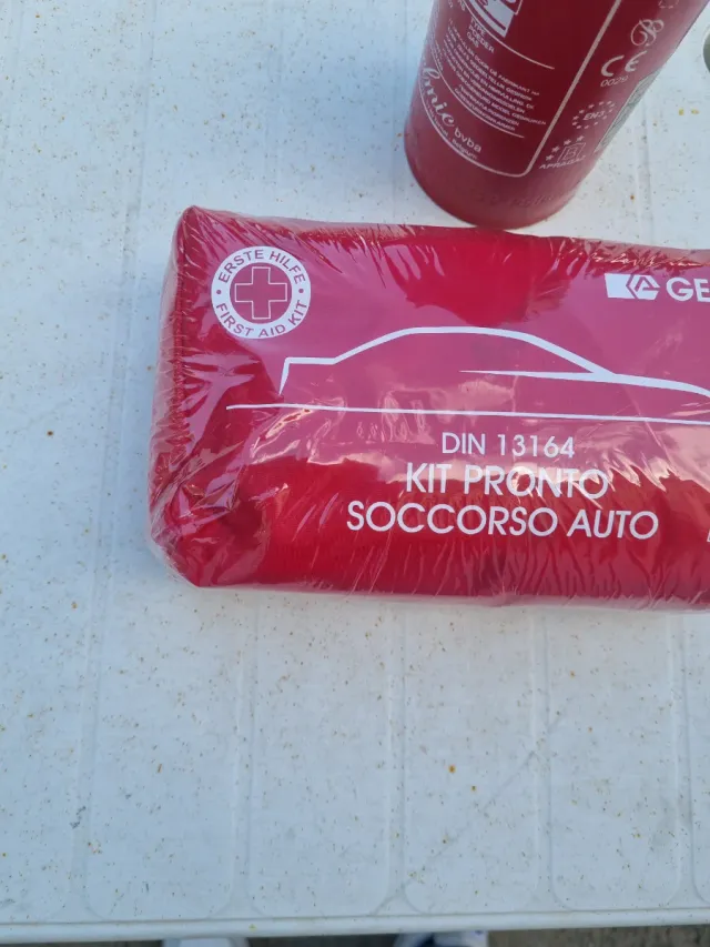 Kit Pronto Soccorso Auto con Estintore