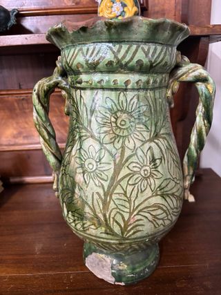 Antico vaso in ceramica decorato