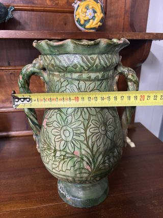 Antico vaso in ceramica decorato