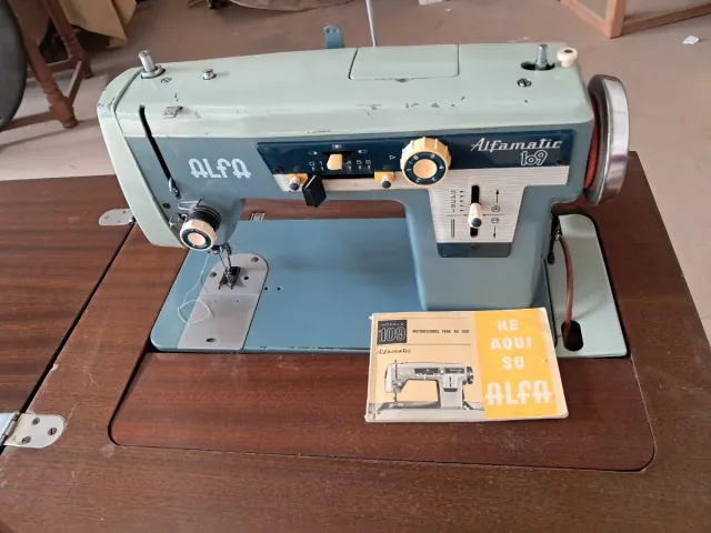 Macchina da cucire Alfa con mobile
