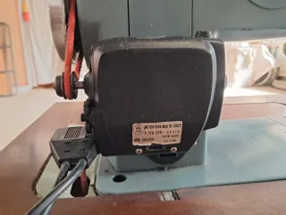Máquina de coser Alfa con mueble