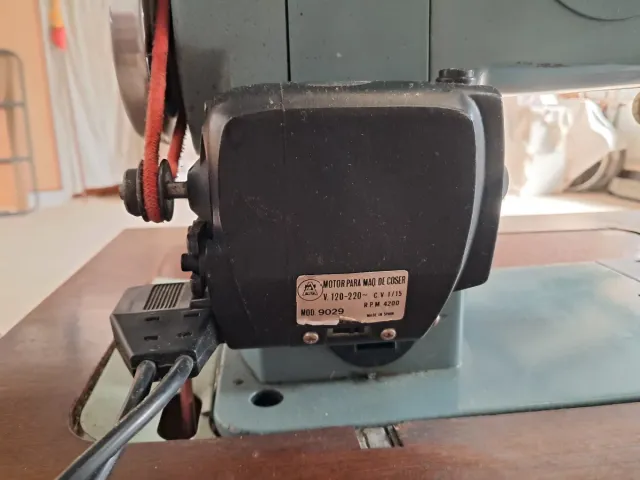 Macchina da cucire Alfa con mobile