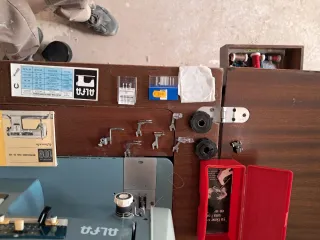 Máquina de coser Alfa con mueble