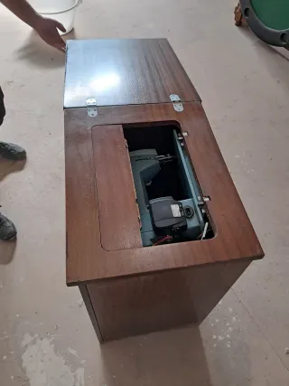 Máquina de coser Alfa con mueble
