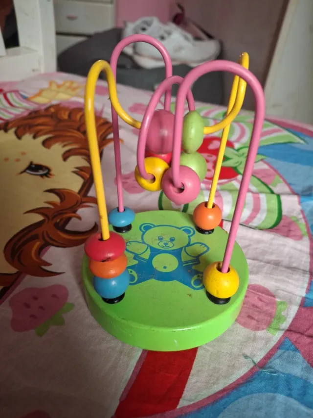 Juguete de motricidad infantil con cuentas