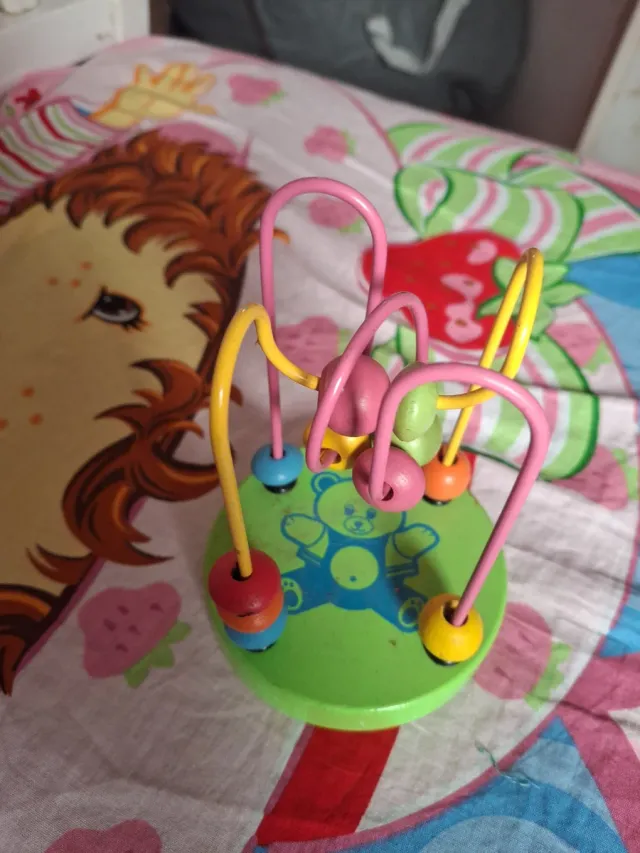 Juguete de motricidad infantil con cuentas