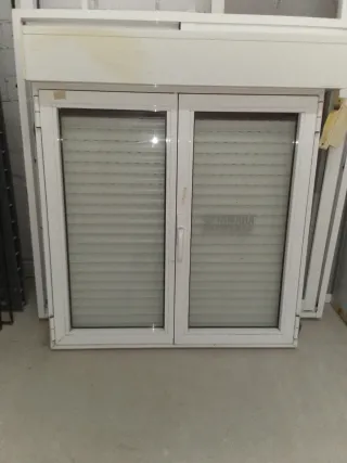 Ventana aluminio blanco con persiana