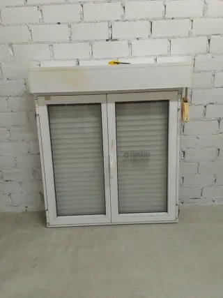 Ventana aluminio blanco con persiana